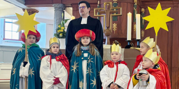 Die Sternsinger verliehen dem ersten Gottesdienst von Dominik Weyl einen besonderen Glanz. Foto: Sandra Olf