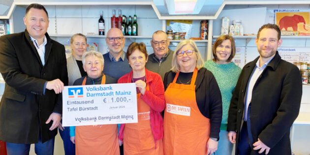 Von links nach rechts: Arne Tinat, Direktor Regionalmarkt Bergstraße Volksbank Darmstadt Mainz eG, Marion Birkmeyer, Tafelkoordination Regionale Diakonie Bergstraße, Erna Schöcker, ehrenamtliche Teamleiterin Tafel Bürstadt, Andreas Neumann, ehrenamtlicher Fahrer Tafel Bürstadt, Rita Bauer, ehrenamtliche Helferin Tafel Bürstadt, Jürgen Neumann, ehrenamtlicher Fahrer Tafel Bürstadt, Marianne Händel, ehrenamtliche Helferin Tafel Bürstadt, Dr. Ute Weber-Schäfer, Tafelkoordination Regionale Diakonie Bergstraße und Markus Rothenheber, verantwortlich für den Bereich Lampertheim Volksbank Darmstadt Mainz eG.