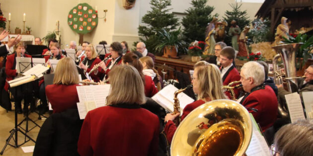Die Katholische Kirchenmusik Lampertheim mit Dirigent Helmut Baumer hatte die musikalische Gestaltung des Festgottesdienstes übernommen, während sich die Bürstädter KKM-Musiker auf den Gottesdienst konzentrieren konnten. Foto: Hannelore Nowacki