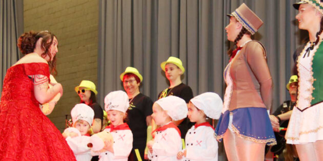 Prinzessin Evelyn I. hatte bei der Prunksitzung ihrer Stadtgarde viel zu tun. Eine Menge Orden verlieh sie, kuschelige Geschenke erhielten die kleinen Pizzabäcker der Minigarde. Im Bild vorne die Tanzmariechen der Stadtgarde Samira Schön und Monja Marinitsch, hinten Musiker der „Modauchaoten“. Foto: Hannelore Nowacki