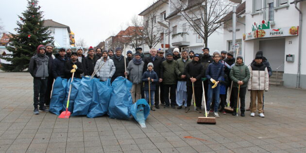 BU: Die Mitglieder der Jugendorganisation trotzten dem feuchten Wetter und befreiten den Schillerplatz von den Resten der Silvesternacht. Bürgermeister Gottfried Störmer drückte dafür seinen Dank aus. Foto: Nadine Schütz