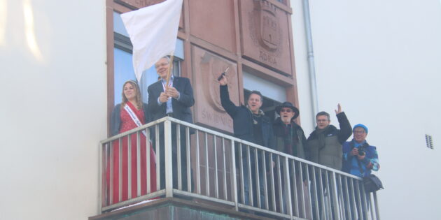 Beim 1. Carneval-Club Rot-Weiß (CC RW) ist der Lampertheimer Rathaussturm ein weiterer Höhepunkt im Narrenfahrplan und natürlich erfolgreich verlaufen. Närrisches Ziel erreicht - Bürgermeister Gottfried Störmer ist entmachtet und hat die weiße Fahne geschwenkt. Bis Aschermittwoch übernimmt Stadtprinzessin Daniela I. mit Gefolge die Regentschaft. Foto: Hannelore Nowacki