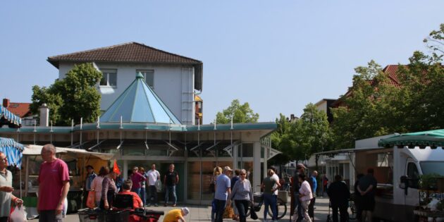 Auch der Schillerplatz mit Umgebung soll attraktiver – denn nicht immer pulsiert hier das Leben wie bei einem Markttag am Samstag bei der Veranstaltungsreihe „Kultur auf dem Wochenmarkt“. Foto: Hannelore Nowacki