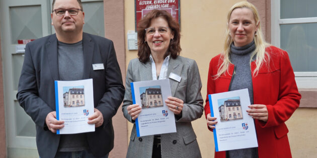 Die Erste Kreisbeigeordnete und Jugenddezernentin Diana Stolz (rechts), der Leiter des Bergsträßer Jugendamtes, Kai Kuhnert (links), und die Leiterin der Beratungsstelle für Eltern, Kinder und Jugendliche in Bensheim, Sybille Vonderschmidt-Viereck (Mitte), stellten gemeinsam den Jahresbericht 2022 vor. Foto: oh