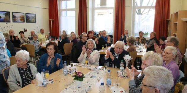 Volles Haus und gute Stimmung, in der Seniorenbegegnungsstätte „Alte Schule“ wurde das neue Jahr einen ganzen Nachmittag lang gefeiert. Foto: Hannelore Nowacki