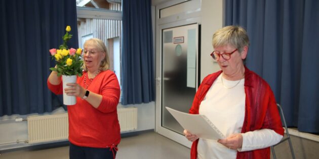 Marion Wegerle steckte nach und nach im Fortschreiten des gereimten Vortrags von Birgit Degen einen Rosenstrauß. Dass Rosen im Lampertheimer Stadtteil eine besondere Rolle zugedacht wird, verwundert nicht, im Frühjahr und Sommer sind Spargel und Erdbeeren die Sympathieträger frisch vom Feld. Foto: Hannelore Nowacki