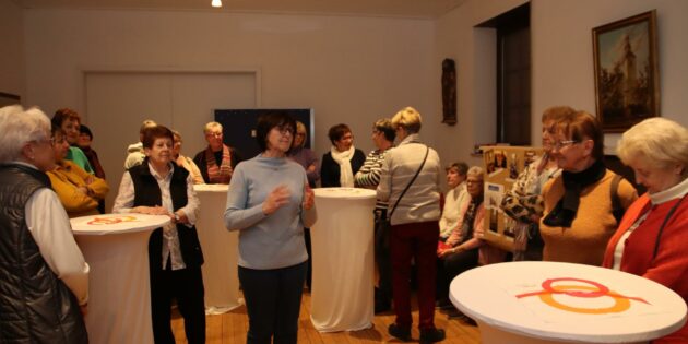 Nach der Begrüßungsansprache hatten die Besucherinnen des kfd-Neujahrsempfangs reichlich Gelegenheit ihre angeregten Gespräche fortzusetzen und sich umfassend über die Arbeit der Katholischen Frauengemeinschaft Deutschlands allgemein und in Lampertheim zu informieren. Foto: Hannelore Nowacki