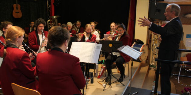 Das Team aus Dirigent Helmut Baumer (r.) und Musizierdenden ist mit Freude und vollem Einsatz bei der Sache. Das Ergebnis der regelmäßigen Proben. Foto: Nadine Schütz