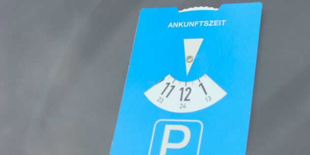 Knapper Parkraum in der Innenstadt – die Parkscheibe hinter der Frontscheibe hilft bei korrekter Beachtung der Regeln gegen Knöllchen. Foto: Hannelore Nowacki