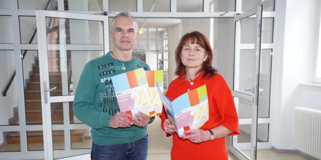 Die Leiterin der KVHS, Iris Hoch, und Matthias Petry aus dem Fachbereich Gesundheit und Fitness der KVHS (v. r.) freuen sich über das umfangreiche Angebot. Foto: oh