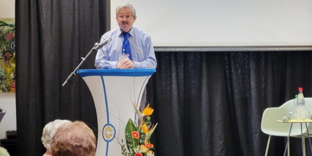 Die Diabetiker-Selbsthilfe-Gruppe Bürstadt leistet seit 25 Jahren Hilfe, ebenso lange ist Stephan Thomas Vorsitzender. Gefeiert wurde im KamÜ mit vierzig Gästen. Foto: oh