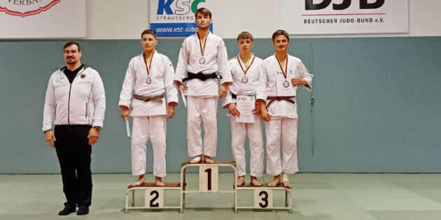Die Siegerehrung der Gewichtsklasse bis 66 KG: Ganz rechts Denis Hamidovic und Bundestrainer der U21 Andreas Tölzer (links). Foto: oh