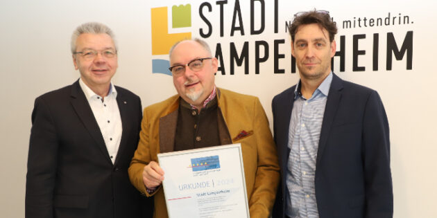 Martin Proba Geschäftsbereichsleiter Unternehmen und Standort der IHK Darmstadt (Mitte), überreicht Lampertheims Bürgermeister Gottfried Störmer (links) und Dirk Dewald, Leiter des Stadtmarketings, die Urkunde für die Reauditierung „Ausgezeichneter Wohnort für Fachkräfte“. Foto: Stadt Lampertheim