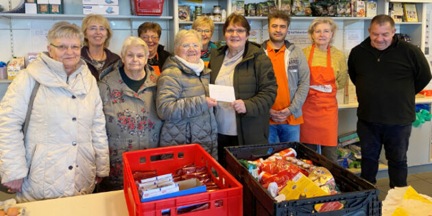 Leona Schweinsberger, Inge Kilian und Annerose Bechtloff mit Beate Horlé, der ehrenamtlichen Teamleiterin der Tafelausgabe dienstags (vorne von links) mit Tafelhelferinnen und –helfern. Foto: oh