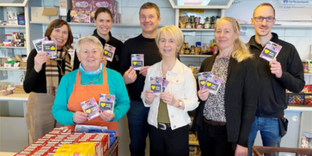 Lebensmittelgutscheine helfen die Regale bei der Tafel zu füllen. Darüber freuen sich Dr. Ute Weber-Schäfer, Erna Schöcker, Mara Zillig, Rüdiger Engert, Silke Vetter-Kissel, Marion Birkmeyer und Marcel Niebler (von links). Foto: oh