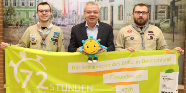 Alexander Tybussek (links) und Nils Rudolph (Stammesvorstand, rechts) mit Bürgermeister Gottfried Störmer. Foto: oh