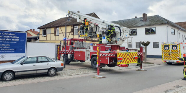 Die Kirchstraße musste bis gegen 16 Uhr gesperrt werden. Foto: Feuerwehr Biblis