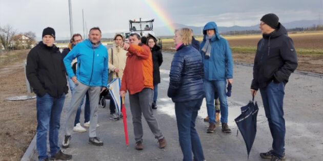 Die Gemeindevertreter der Freie Wähler-Bürger für Groß-Rohrheim konnten sich vor Ort ein Bild des neuen Baugebietes zu machen. Foto: oh