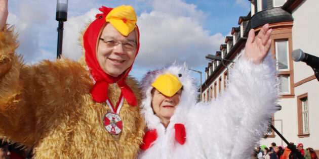 Margit Selb, Ehrenpräsidentin des 1. Carneval-Clubs Rot-Weiß, und Bürgermeister Gottfried Störmer moderierten den Lampertheimer Lindwurm. Foto: Hannelore Nowacki