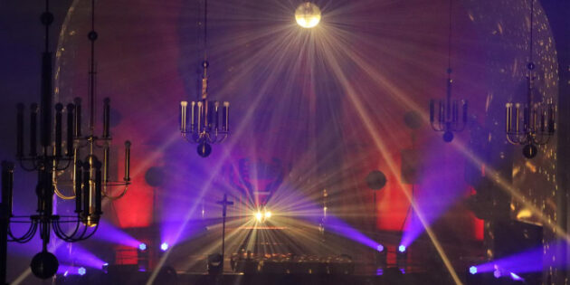 Die „Kirche im Licht“ in der Pfarrkirche St. Michael mit einzigartiger Lichtkunst und inspirierenden Wortbeiträgen begeisterte die Besucher, die zum Abschluss Applaus spendeten. Foto: Hannelore Nowacki