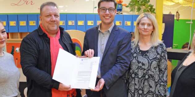 Matthias Schimpf (2. von links) übergibt den Förderbescheid für die Kita Europaring an den Ersten Stadtrat der Stadt Lampertheim Marius Schmidt. Mit dabei sind Verena Weiß, zuständige Sachbearbeiterin im Bergsträßer Jugendamt, Dorothea Roos, Leiterin der Kita Europaring, und Silvia Roth, stellvertretende Leiterin der Kita Europaring (von links). Foto: oh