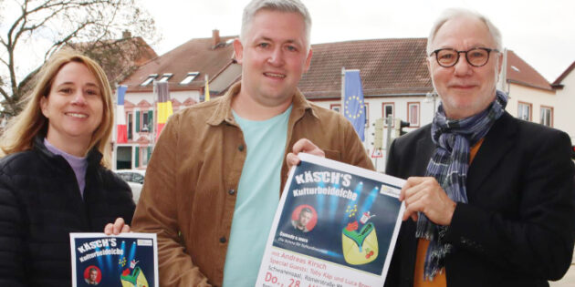 Andreas Kirsch (Mitte) und der Fachbereich 40 „Bildung, Kultur und Ehrenamt“ mit Gabi Wesp und Fachbereichsleiter Rolf Hecher stellten letzte Woche die neue Veranstaltungsreihe „Käsch‘s Kulturbeidelche – Comedy and more“ vor. Am Donnerstag, 28. März um 19.30 Uhr (Einlass 19 Uhr) geht‘s los im Schwanensaal mit Andreas Kirsch und seinen Gästen Toby Käp und Luca Brosius auf der Bühne. Foto: Hannelore Nowacki
