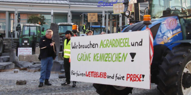An der Gernsheimer Stadthalle hatten sich zahlreiche Bauern mit ihren Traktoren zum stillen Protest versammelt. Foto: Hannelore Nowacki