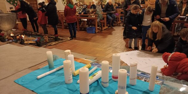 Durch Mitmachstationen entwickelte sich der Gottesdienst zu einem ganz besonderen Erlebnis. Foto: oh