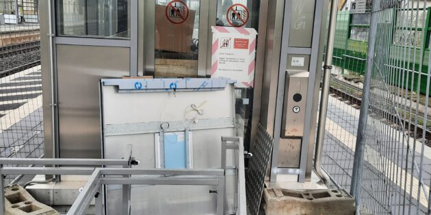 Immer noch nicht repariert – der Aufzug am Bahnhof in Groß-Rohrheim, der einen barrierefreien Zugang für Bahnkunden gewährleisten soll.  Foto: Freie Wähler/Bürger für Groß-Rohrheim
