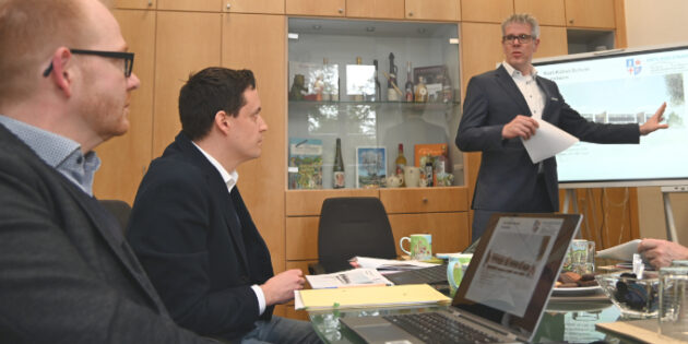 Landrat Christian Engelhardt (rechts) stellte gemeinsam mit der Betriebsleitung des Eigenbetriebes Schule und Gebäudewirtschaft, Simon Menden und Johannes Kühn (links außen), im Landratsamt den Wirtschaftsplan für die Bergsträßer Schulen vor. Foto: oh