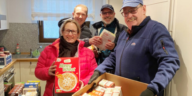 Sandra Olf, Volker Götz, Andeas und Jürgen Neumann freuen sich über tolle Lebensmittel für die Tafel Bürstadt. Foto: Dr. Ute Weber-Schäfer