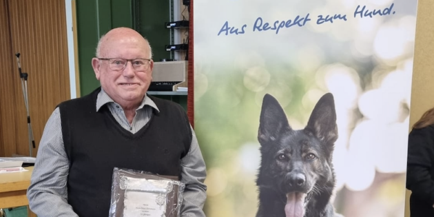 Hans Hartmann lässt sich noch immer gerne auf Prüfungen und Festen der Ortsgruppe der Lampertheimer Hundefreunde sehen und wurde für 70-jährige Mitgliedschaft im Verein für Deutsche Schäferhunde geehrt.  Foto: oh