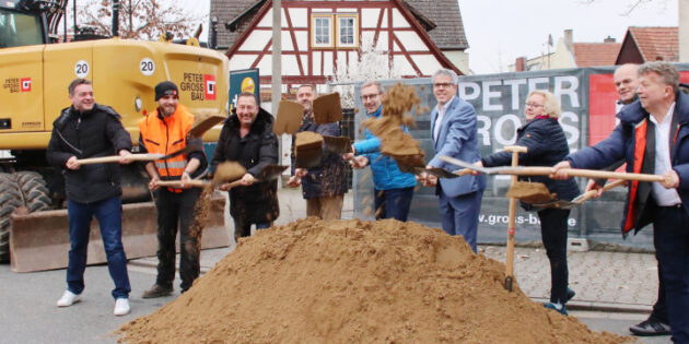Beim symbolischen Spatenstich brachten sie gemeinsam zupackende Freude zum Ausdruck (von links): Alexander Dinges (Leiter Bau- und Hauptamt der Gemeinde Groß-Rohrheim), Matheusz Chudzicki (Polier der Peter Gross GmbH), Michael Arnold (Ingenieurbüro Hampel), Walter Öhlenschläger (Gemeindevertreter und Mitglied des KMB-Vorstandes), Bürgermeister Karsten Krug, Landrat Christian Engelhardt, Nicole Rauber-Jung (KMB-Verbandsvorsitzende), Torsten Henzel (Gemeindevertretervorsteher) und KMB-Geschäftsführer Frank Daum. Foto: Hannelore Nowacki
