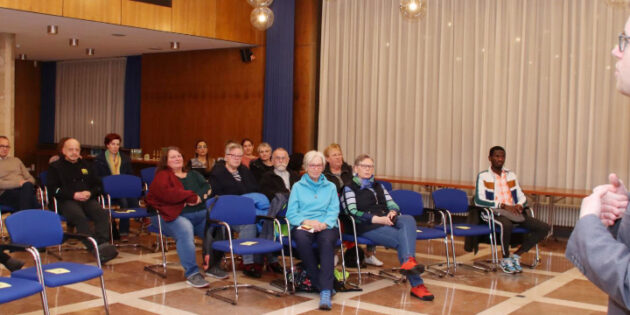 Erster Stadtrat Marius Schmidt stellte das Kommunale Gesundheitsmanagement vor. Foto: Hannelore Nowacki