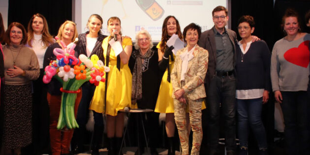 Zum Abschluss holte Yvonne Hotz alle Mitwirkenden an diesem Abend auf die Bühne. Foto: Hannelore Nowacki