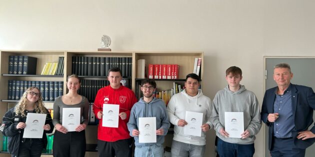 Sechs Auszubildende bekamen am vergangenen Dienstag von Herrn Martin Gonnermann, kommissarischer Schulleiter der ESS, das KMK-Sprachdiplom überreicht: Edmund Blesing, Elias Flory, Julien Hörner, Kim Lehnert, Marcel Schwerdt, Denise Vulpis. Foto: Stefanie Richter