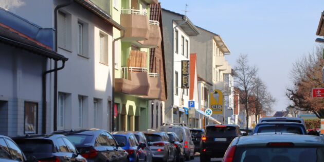 Wie hier in der Neuen Schulstraße als Einbahnstraße dürfen Autos regulär auf beiden Seiten parken. Foto: Hannelore Nowacki