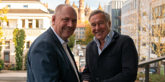 Nico Hofmann (rechts), hier mit dem Wormser Oberbürgermeister Adolf Kessel, der auch Vorsitzender des Gesellschafterausschusses der Nibelungen-Festspiele ist, setzt seine Intendanz bis 2028 fort. Foto: Max Sittel