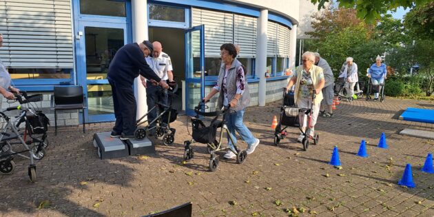 Neben den vielen Aktionen des Fachbereiches Gesundheitsversorgung des Kreises Bergstraße rund um die Themen Vernetzung von Gesundheitsakteurinnen und -akteuren, Versorgungsanalysen, Gesundheitskoordination und Entwicklung von präventiven Versorgungsangeboten stehen Netzwerkarbeiten und Veranstaltungen im Fokus. Dazu zählt unter anderem ein kostenloses Rollator-Training im Zuge der Arbeiten der Psychosozialen Fachkräfte auf dem Land (kurz PauLa).  Foto: oh