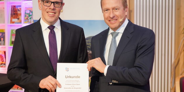Landrat Christian Engelhardt ernannte den Vorstandvorsitzenden der BWM AG Oliver Zipse in Bensheim offiziell zum Botschafter der Bergstraße. Foto: oh