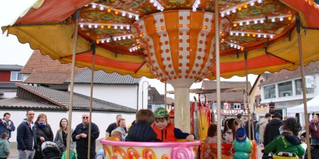 Vom Wirtschafts- und Verkehrsverein Biblis (WVB) ermöglicht: Kostenlose Fahrten mit dem Kinderkarussell – das gefiel Eltern und Kindern. Foto: Hannelore Nowacki
