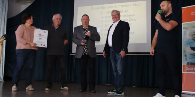 Auf der Bühne versammelt (von links) Barbara Hofmann, Dieter Brechenser und Rainer Vetter vom WSV und die Verantwortlichen des Vereins Anpfiff Dietmar Pfähler und Sebastian Ebeling am Mikrofon. Foto: Hannelore Nowacki