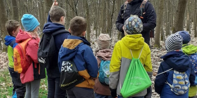 Sascha Feth versteht es, kleine Naturforscher in seinen Bann zu ziehen. Foto: NABU Lampertheim