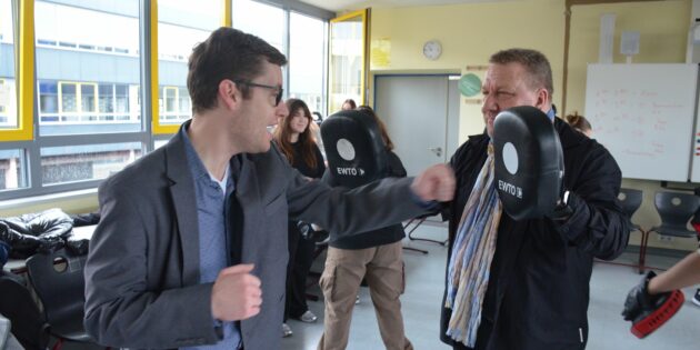 Auch der hauptamtliche Kreisbeigeordnete Matthias Schimpf (re.) und der Erste Stadtrat von Lampertheim Marius Schmidt probierten Selbstverteidigung mit Wing-Tsun aus.  Foto: oh