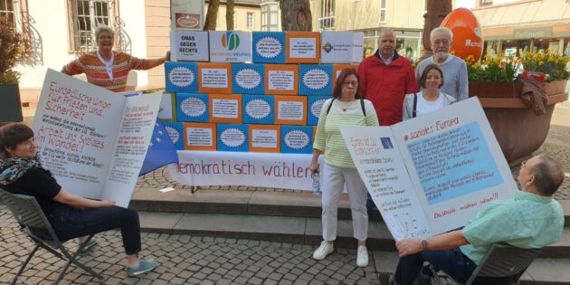 Mit einer Straßenaktion wirbt die „Initiative Vielfalt. Jetzt!“ Auch am 13. April auf dem Schillerplatz in Lampertheim ab 10 Uhr für Demokratie und eine hohe Wahlbeteiligung bei der EU-Wahl am 9. Juni. Foto: oh