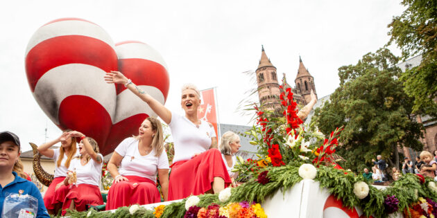 Neun Tage lang feiern die Besucher aus der Region und der ferneren Umgebung in der Nibelungenstadt das Backfischfest als größtes Volks- und Weinfest am Rhein. Foto: Bernward Bertram