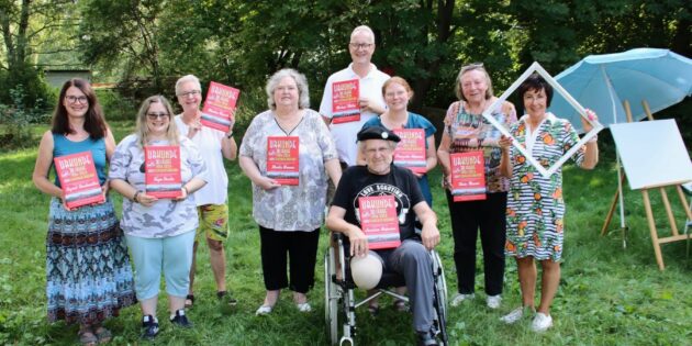 Der Künstlerverein Bürstadt kann sich auf zahlreiche langjährige Mitglieder stützen. Bürgermeisterin Barbara Schader (rechts) sieht den Künstlerverein als kostbaren Schatz für Bürstadt. Foto: Hannelore Nowacki