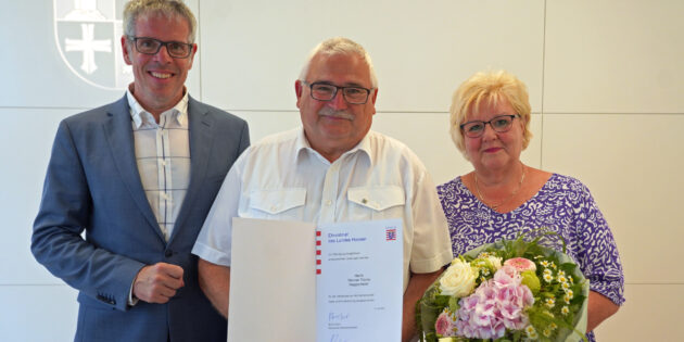 Landrat Christian Engelhardt (li.) verabschiedete Kreisbrandmeister und stellvertretenden Kreisbrandinspektor Werner Trares (Mitte), hier mit seiner Frau Christiane, nicht nur in den Ruhestand, er überreichte ihm auch den hessischen Landesehrenbrief.
