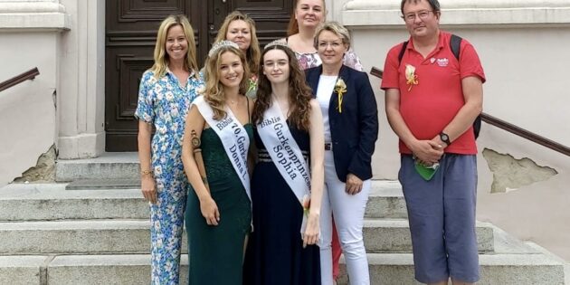 Die Bibliser Gäste vor dem Rathaus von Katy Wroclawskie zusammen mit Anna Królikovska und Sebastian Kotlarz. Foto: privat