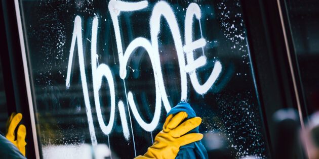 Sauberer Lohn für saubere Arbeit! Die Stundenlöhne in der Gebäudereinigung sollen um 3 Euro steigen. Das fordert die IG Bau. Foto: IG BAU/Florian Göricke